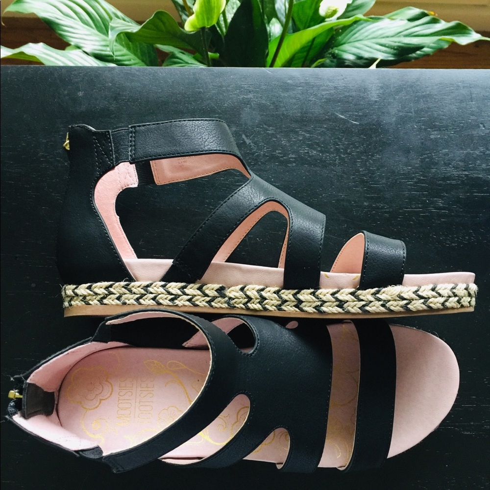SOLD!! 8.5 New Mooties Tooties gladiator sandals